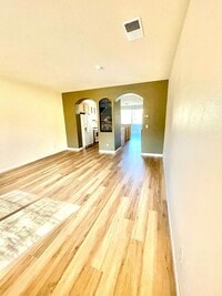 Building Photo - Townhouse For Rent.