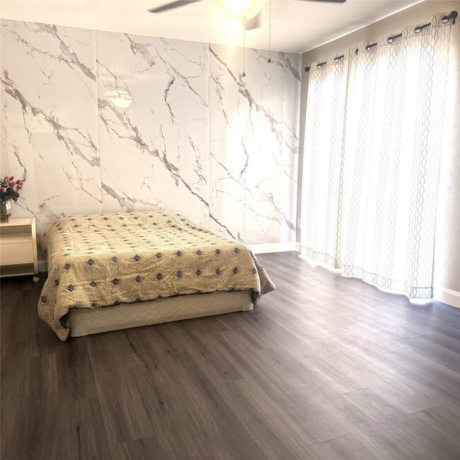 Building Photo - 2457 Briarwest Blvd