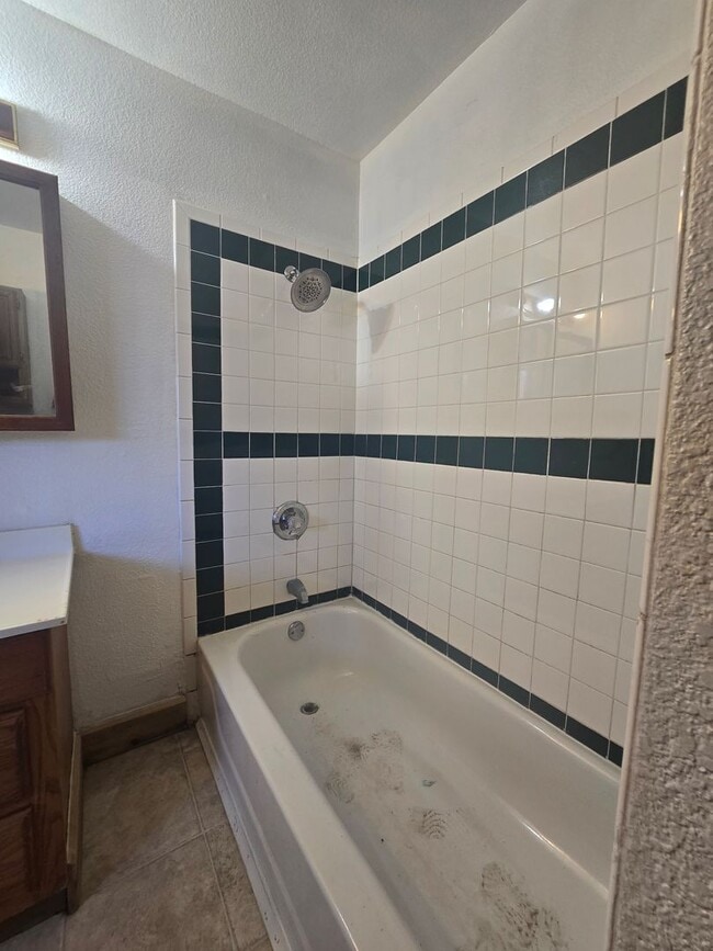 Building Photo - 4 Bed 2 Bath at Shawnee