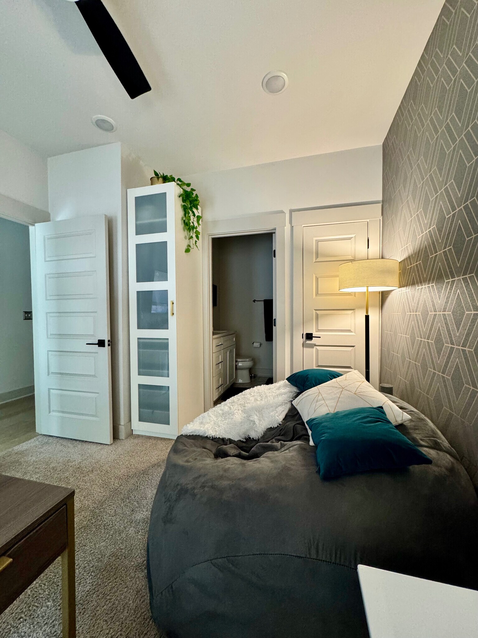 Building Photo - Room in Apartment on Wesley Village Rd