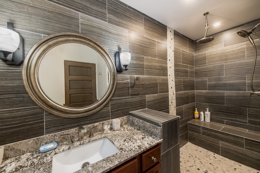 Building Photo - 350 Panorama Blvd