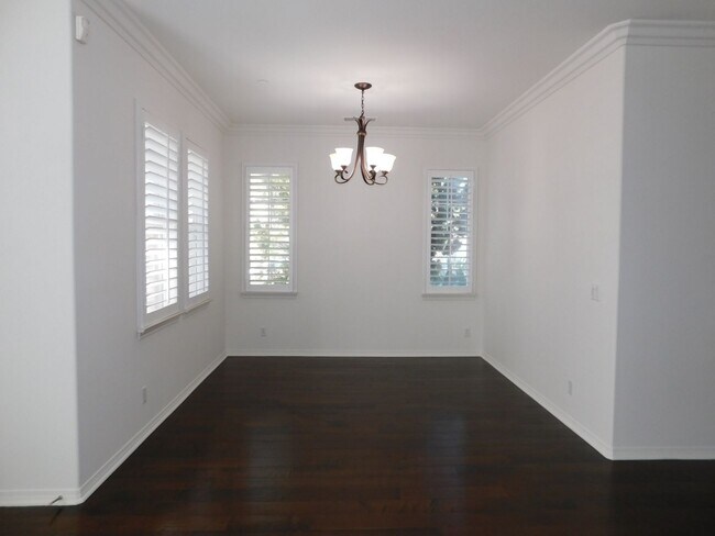 Building Photo - Beautiful 4 bed, 2.5 bath unit in Orange.