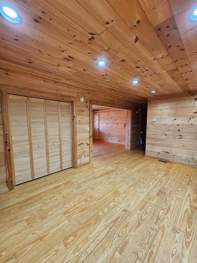 Building Photo - LOCATION! Black Mountain Log Cabin with a ...