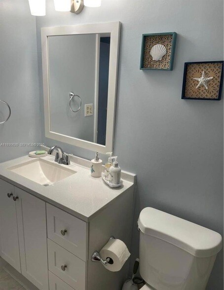 Building Photo - 220 SW 9th Ave