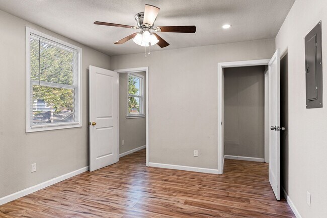 Building Photo - Newly Renovated 2 Bedroom Apartment with P...