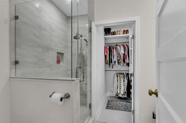 Building Photo - Completely Renovated Charming - 3 bedroom 2 bathroom home - 1108 Bonventure Rd, Savannah GA