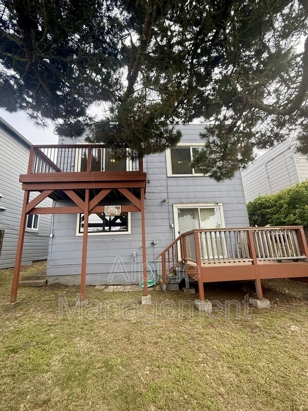 Building Photo - 658 Rockdale Dr
