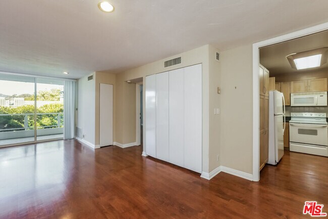 Building Photo - 723 Palisades Beach Rd
