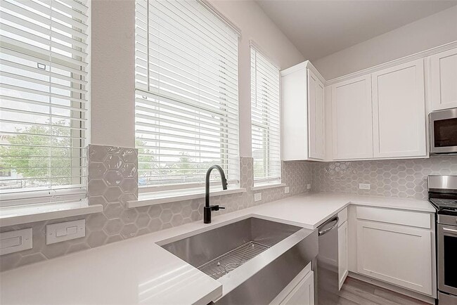 Building Photo - 15123 Parkland Canyon Dr
