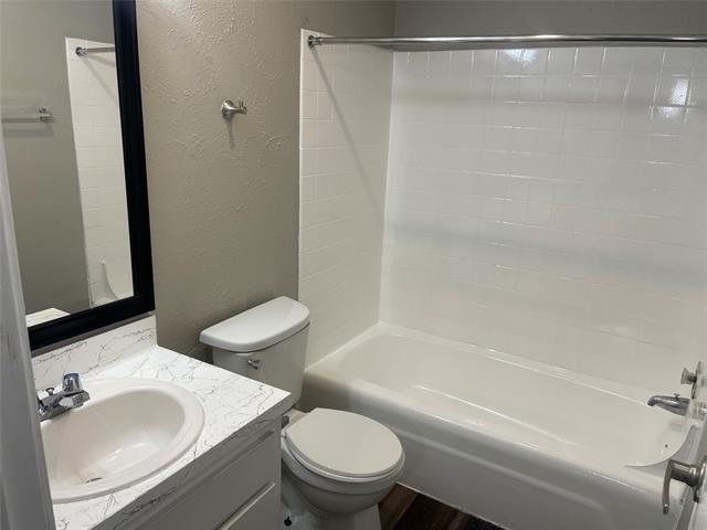 Building Photo - 3300 Edgewood Dr