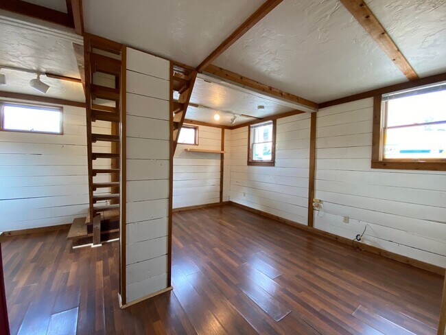 Building Photo - 515 S Fess Ave