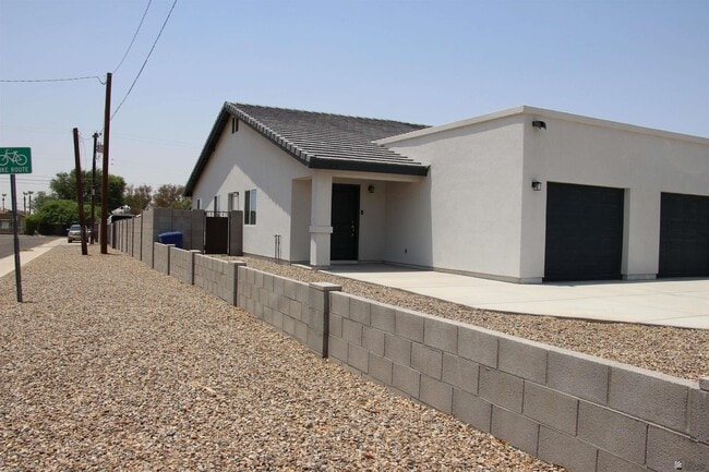 Primary Photo - 692 13th Ave
