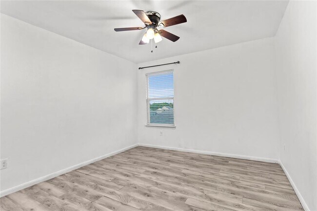 Building Photo - 407 Camellia Dr