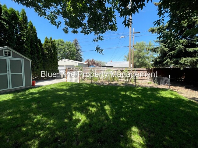 Building Photo - 395 E 24th St