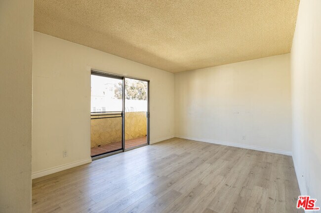Building Photo - 1033 6th St