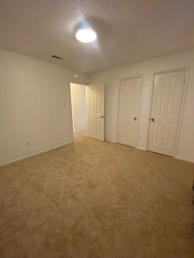 Building Photo - 2217 Brookside Dr