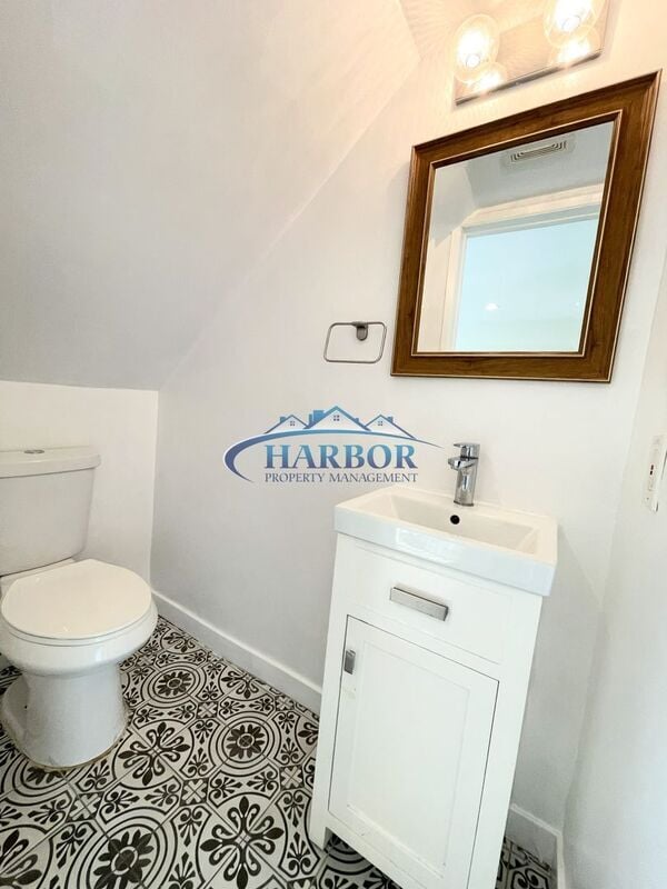 Building Photo - 677 W 39th St