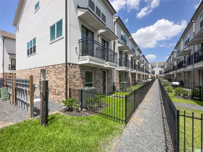 Building Photo - 1276 N Post Oak Rd