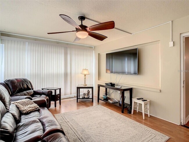 Building Photo - 4780 Cove Cir