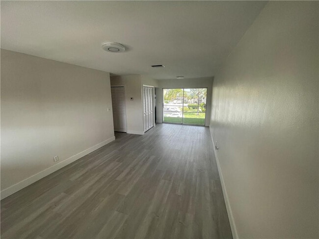 Building Photo - 3930 Crystal Lake Dr