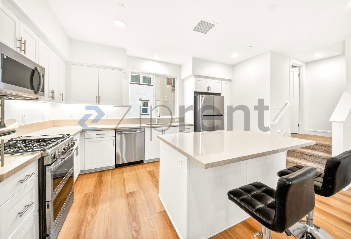 Building Photo - 2215 W Orange Ave