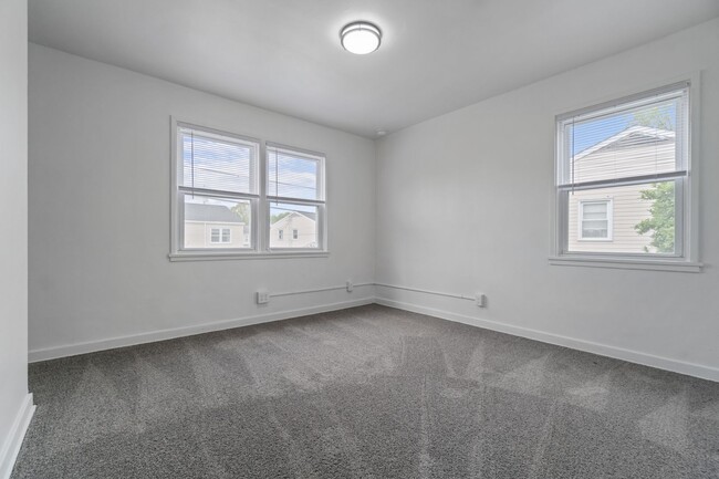 Building Photo - Newly Renovated 2-Bedroom Townhouse