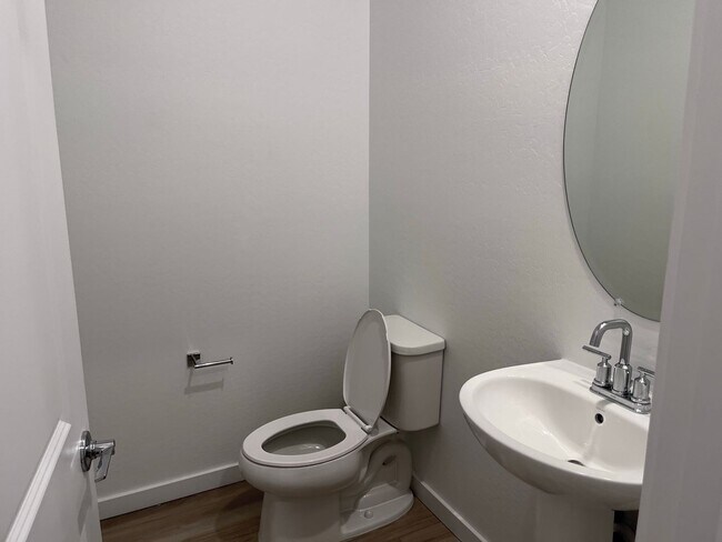 Building Photo - TOWN HOME WITH COMMUNITY POOL , GATED COMMUNITY in GILBERT!