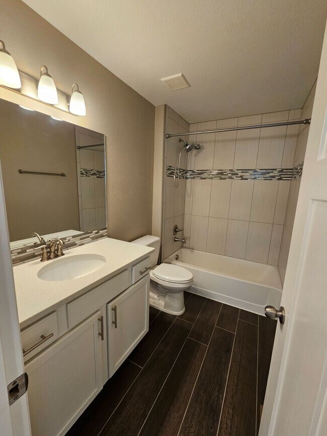 Building Photo - Beautiful 5 Bedroom, 3.5 Bath, 4 Car Garag...