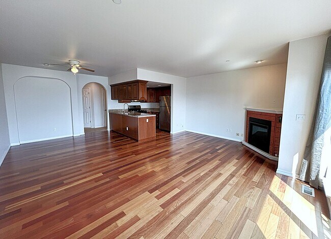 Building Photo - Gorgeous 2-bedroom Townhouse with attached...