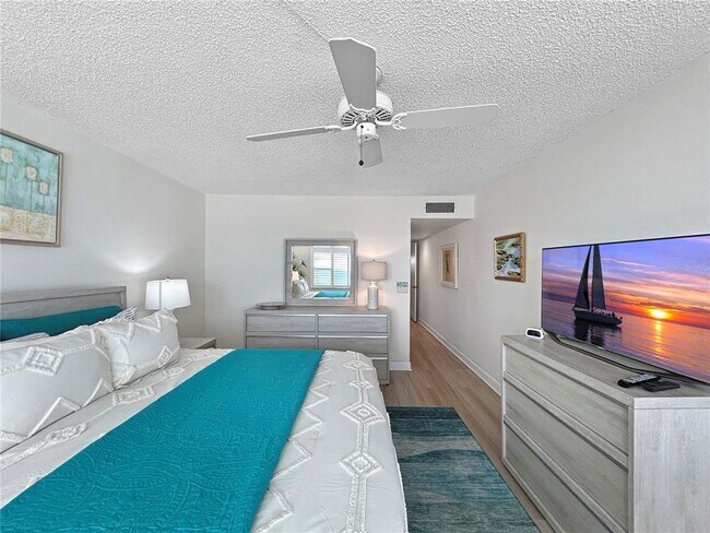 Building Photo - 4325 Gulf of Mexico Dr