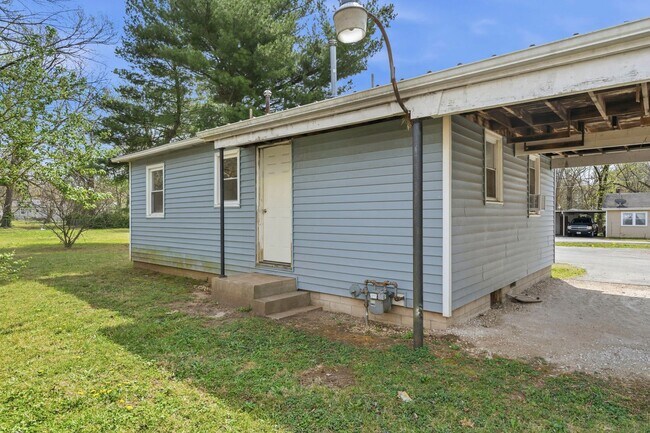Building Photo - 1 Bedroom | 1 Bathroom | House with Carport | Located on a Quiet Street| Lawn Care and Trash Incl...