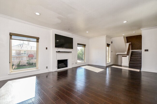 Building Photo - 6000 Inwood Dr