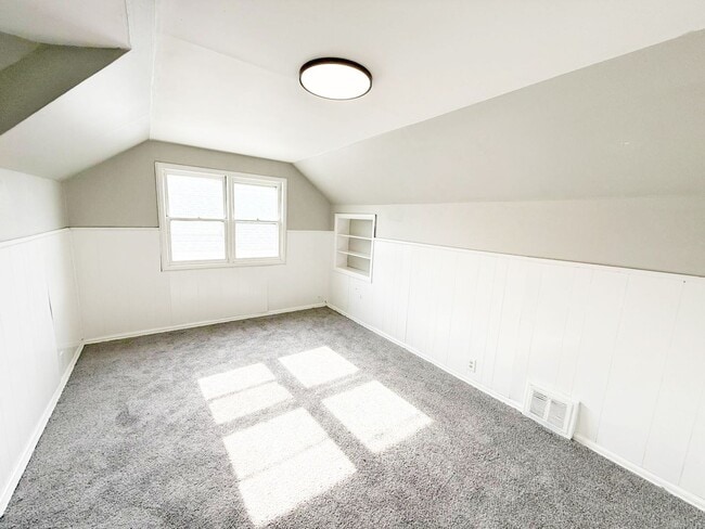 Building Photo - 3 BED 1 BATH BEAUTIFUL SINGLE FAMILY HOME ...