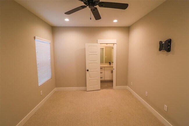 Building Photo - 5213 Pinemont Creek Ln