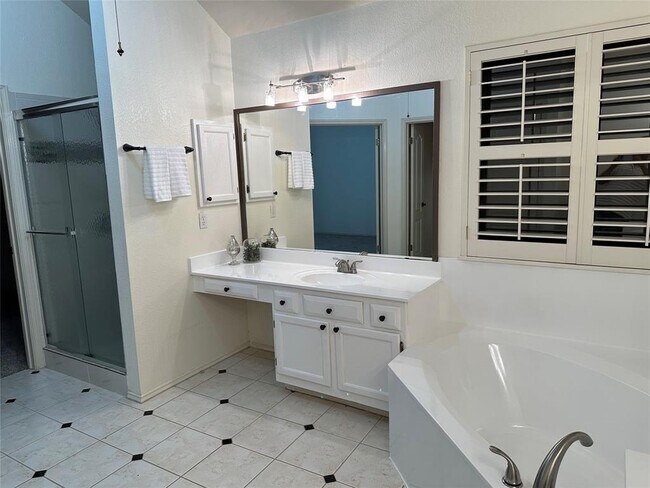 Building Photo - 2805 Cortez Dr