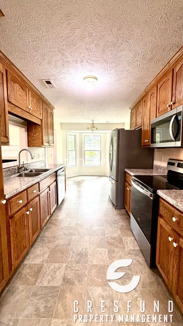 Building Photo - OVER 2000 SQ. FEET - Minutes Away from JAC...