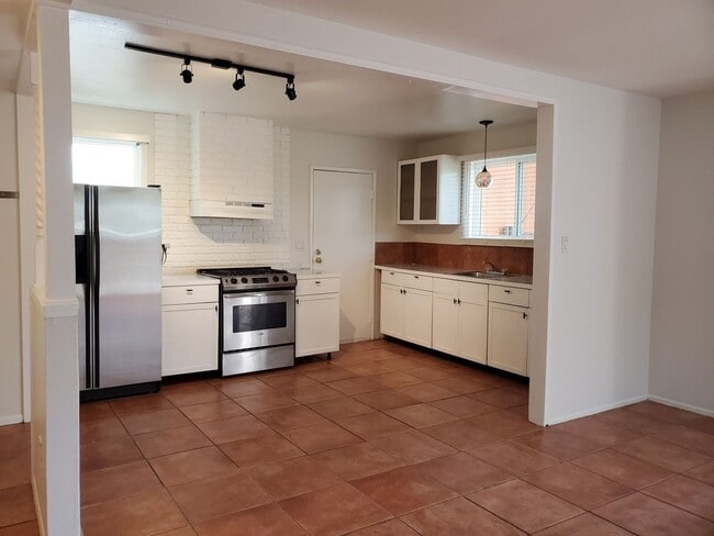 Building Photo - PRIVATE 3 bed/3 bath HOME + Office. NO OTHER UNITS ON PROPERTY.