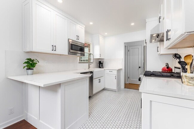 Building Photo - 3701 SW Henderson St