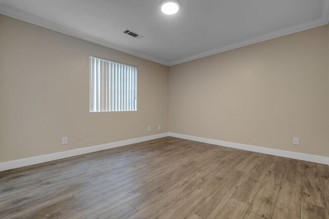 Building Photo - Spacious 3 Bed / 2 Bath apartment with parking & in-unit laundry!