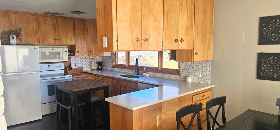 Building Photo - 3312 W Lakeshore Dr