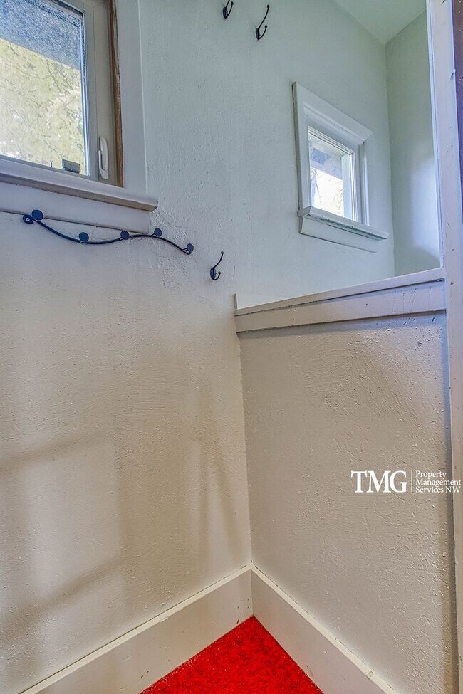 Building Photo - Stunning 4BD Craftsman in Excellent N Port...