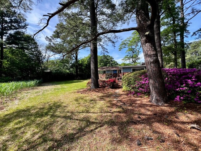 Building Photo - Beautiful waterfront home