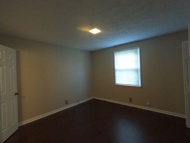 Building Photo - 705 Heritage Square Dr