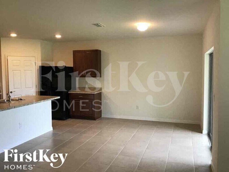 Building Photo - 411 SE 24th St