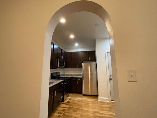 Building Photo - Lovely Renovated 1 BR In North Center