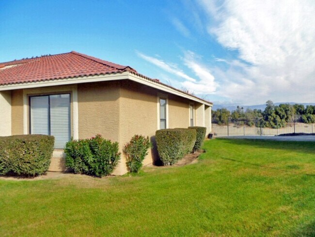Building Photo - Palm Lake Villas Condo #130