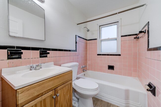 Building Photo - 7150 Manette Dr