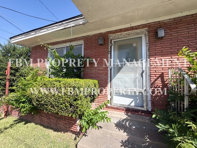 Building Photo - 900 E 6th Ave