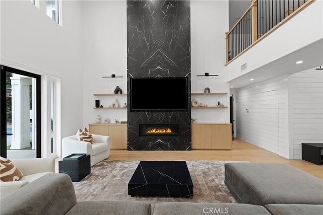 Building Photo - 5946 Woodlake Ave