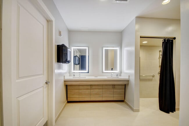 Building Photo - 700 E Boynton Beach Blvd